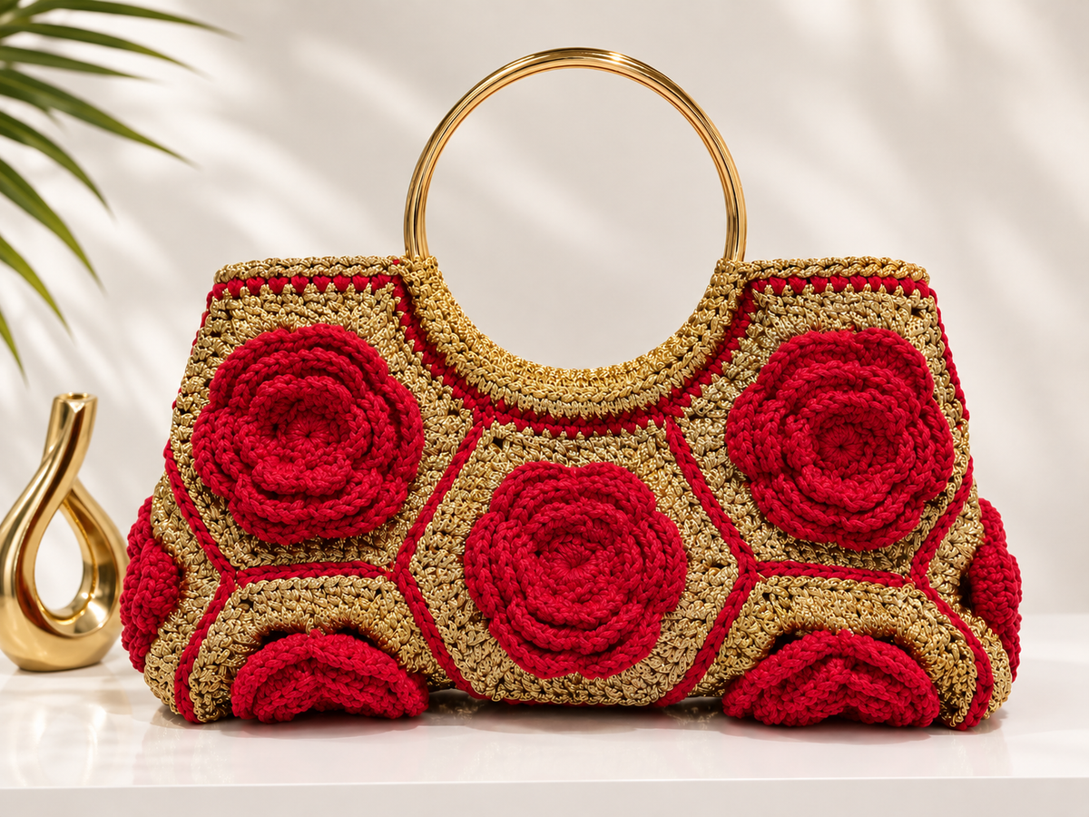 Petit sac rouge et or au crochet – 33 × 16 cm